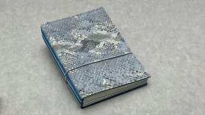 A5 4er cuir gaufrage serpent gris/bleu, ElastiXs gris et bleu, carnet mix