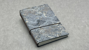 A5 3er cuir gaufrage serpent gris/bleu, ElastiXs marron, carnet mix