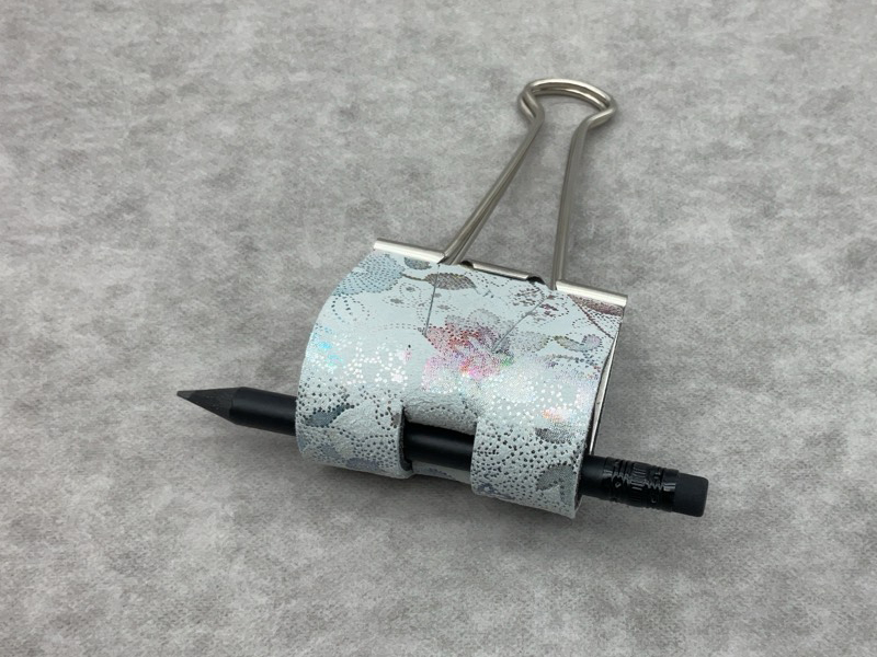 Sloop 50 mm – Light blue with a shimmering floral print
