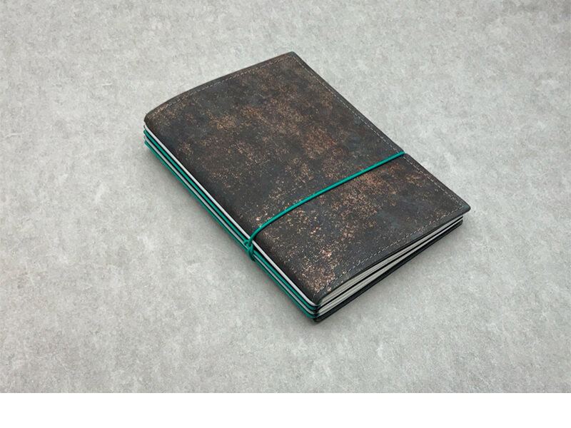 A5 4er cuir noir avec reflets rosés, ElastiXs gris et turquois , carnet mix
